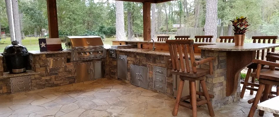 Rustic-style outdoor kitchen with amenities in Kingwood, TX.